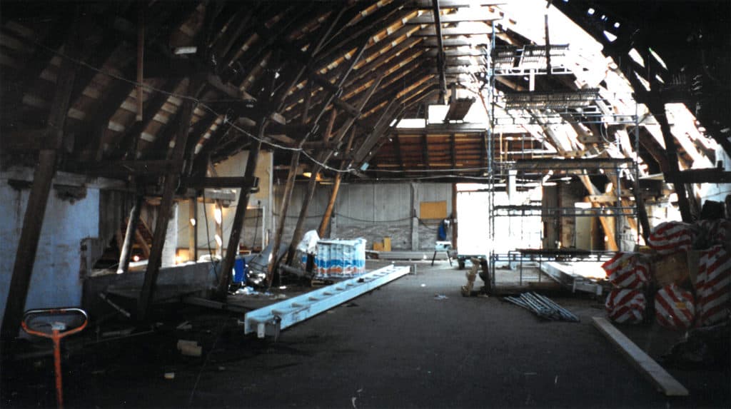 Ett loft med välvt tak under renoverin